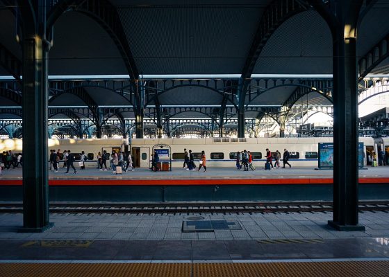 17平台内容分类界面截图，展示青春故事、情感成长、校园生活等多个内容频道的网格排布，每个频道配有精选封面图与更新标签