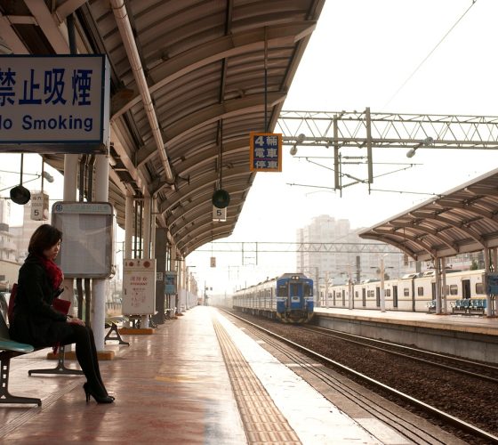 17平台内容运营逻辑示意图，展示编辑精选与算法推荐的双轨机制，以及青春成长内容与用户心理需求的对应关系，暗色调信息图表风格